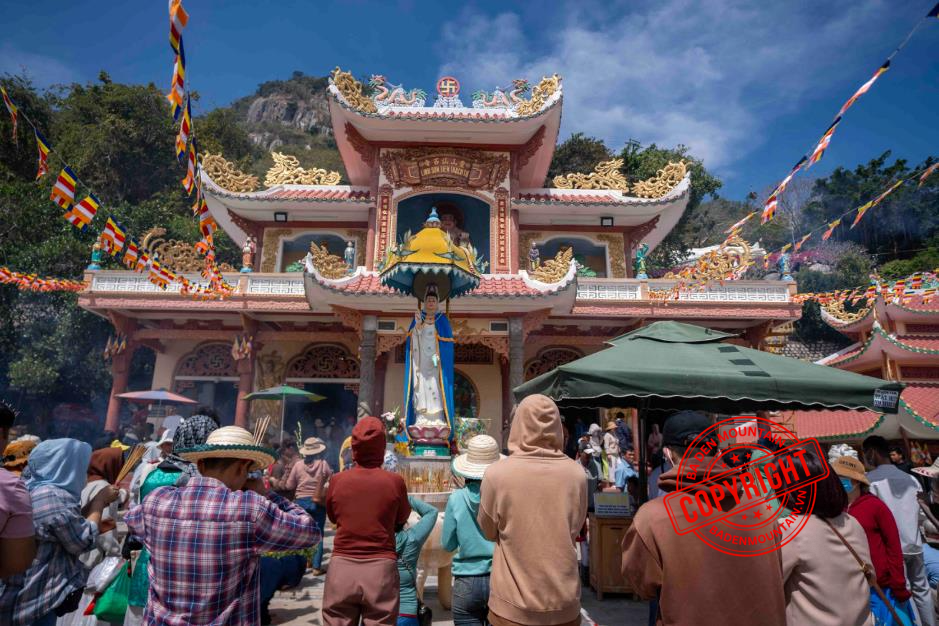 Devotees offering incense and prayers during the Spring Festival at Ba Den Mountain